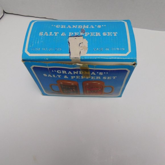 Grandma's Salt & Pepper Shakers Set Easy Pourin, Approx 2.5"x 4" - Picture 8 of 8